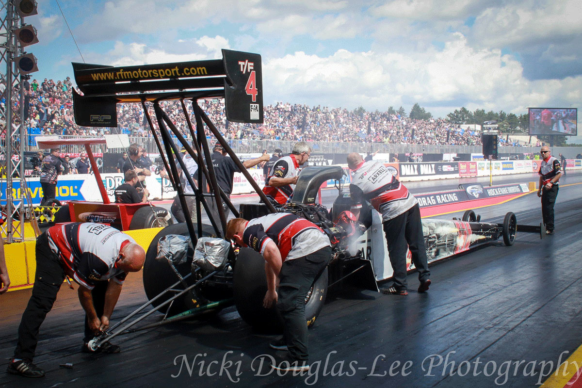 top fuel crew at start line